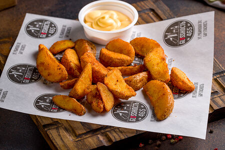 Картофель по-деревенски с сырным соусом