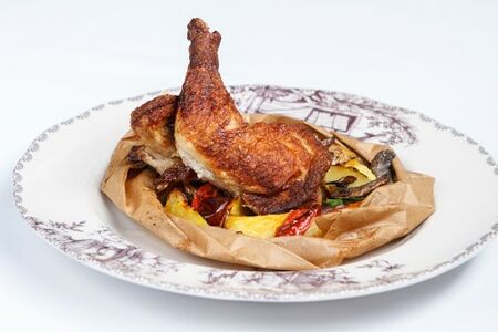 Жареный цыплёнок с картофелем, томатами и оливками