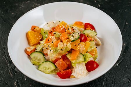 Азиатский салат с лососем