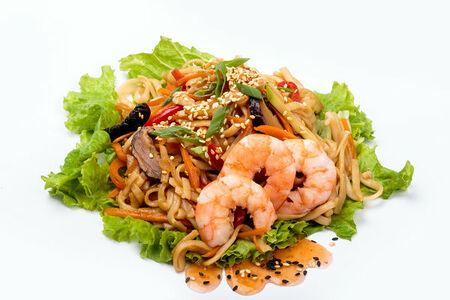 Удон с креветками в кисло-сладком соусе