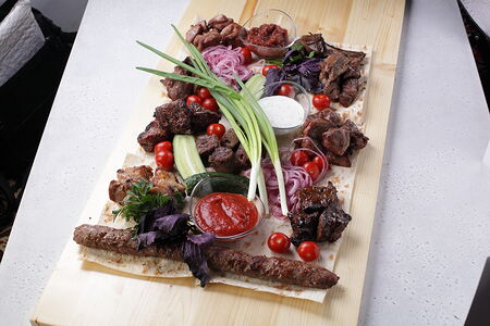 Шашлык из куриного бедра в чесночном маринаде