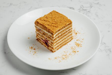 Медовик с вишней