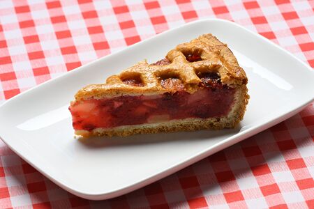 Пирог яблочно-брусничный в корзинке из песочного теста