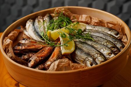 Ассорти из черноморской рыбы горячего копчения