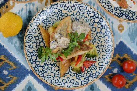 Филе судака с овощами и грибным соусом