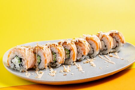 Ролл с опаленным лососем