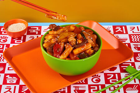 Токпокки с говядиной и овощами в Жгучем соусе