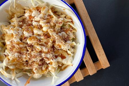 Коул слоу нью-орлеанский с пеканом и кленовым топпингом