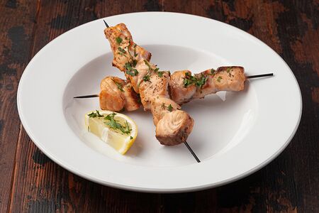 Шашлычки из лосося на шпажках