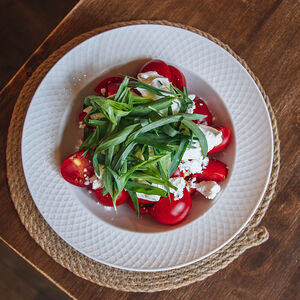 Լոլիկով և ֆետա պանրով աղցան