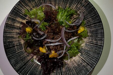 Теплый салат с мраморной говядиной и маринованными патиссонами под медово-горчичной заправкой