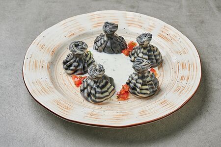 Хинкали с креветками и соусом из мацони