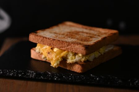 Сэндвич сырный с яйцом