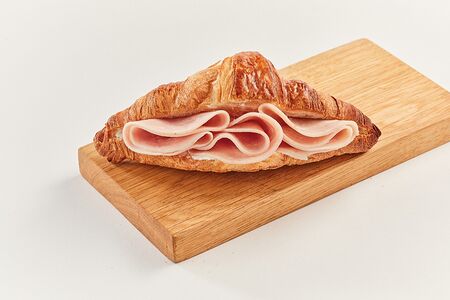 Круассан с ветчиной