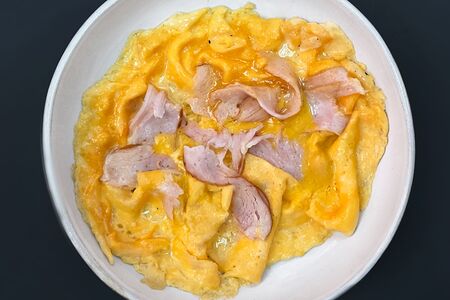 Скрэмбл с пастрами из индейки