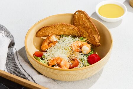 Салат Цезарь с креветками