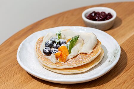 Воздушные панкейки с кокосовым кремом и голубикой