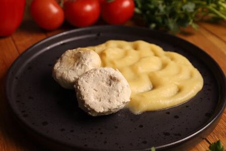 Биточки паровые с сыром и картофельным пюре