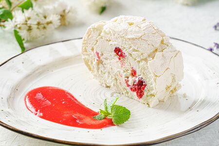 Меренговый рулет с клубникой