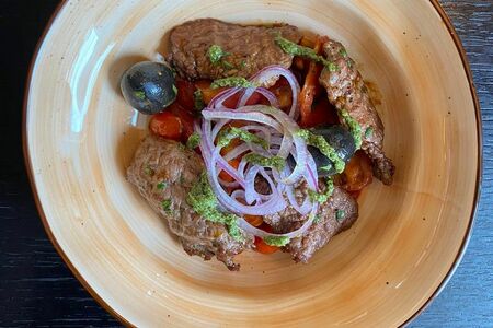 Салат с телятиной гриль и помидорами