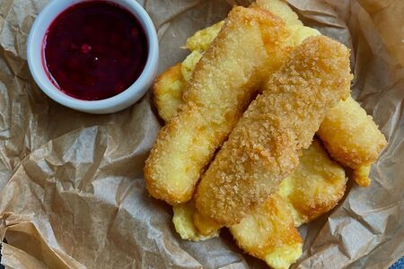 Сырные палочки с брусничным соусом