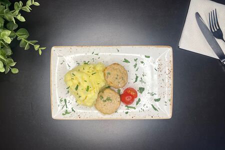 Куриные котлетки, приготовленные на пару, с гарниром на выбор