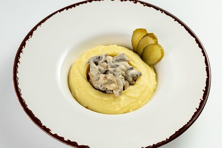 Бефстроганов из телятины с грибами и картофельным пюре