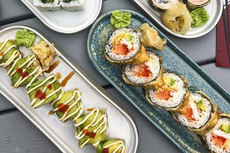 Теплый ролл с креветкой, лососем и омлетом