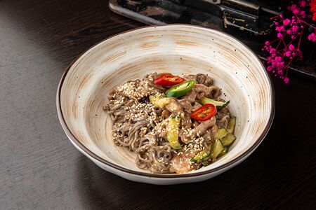 Лапша гречневая с говядиной и цукини в ореховом соусе