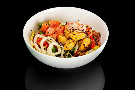 Wok с морепродуктами и лососем
