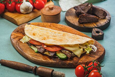 Кыстыбургер с томлёной кониной, моцареллой и свежими овощами