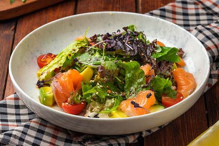 Салат с лососем, авокадо и сливочным муссом