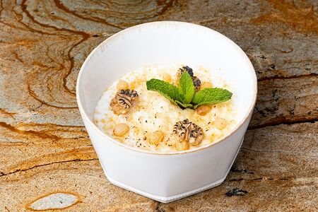 Каша рисовая с изюмом и грецким орехом