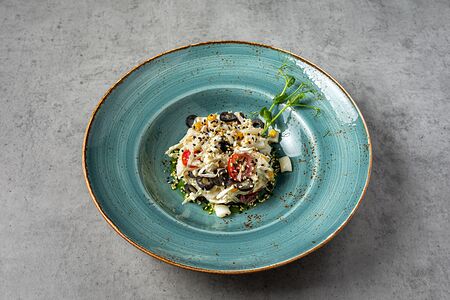 Салат с кальмарами и пекинской капустой