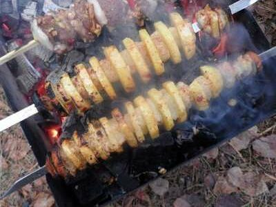 Картофель с курдюком на мангале