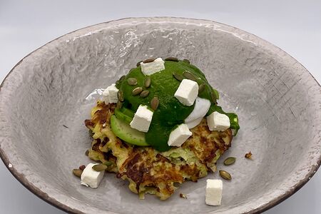 Оладьи кабачковые / соус шпинат