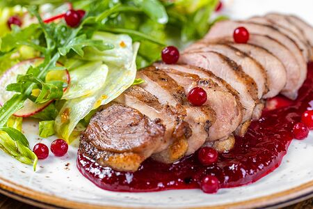 Утиная грудка с брусничным соусом