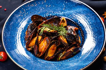 Черные мидии в стиле Табаско