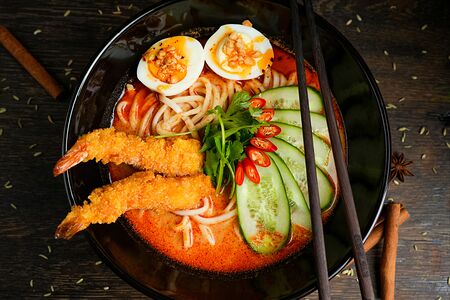 Суп-лапша Рамен с креветкой и бульоном том ям