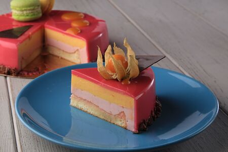 Пирожное Манго-малина