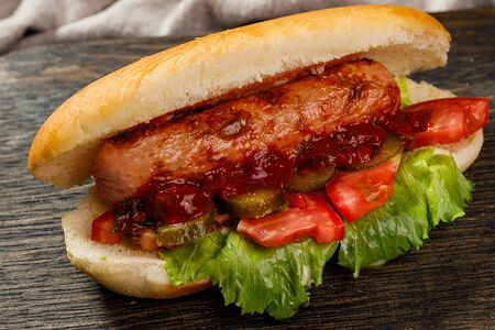 Хот-дог с сосиской на углях