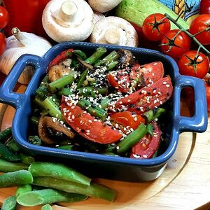 Фасоль стручковая с шампиньонами и томатами