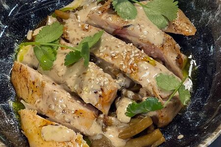 Куриное бедро с вешенками и ореховым соусом