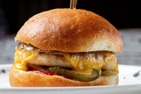 Бургер с куриной котлетой