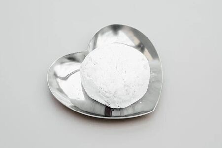 Конфеты из молочного шоколада, рисовое тесто, юдзу, лайм