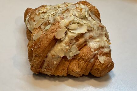Круассан с миндалем