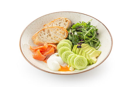 Большой завтрак с лососем, яйцом пашот и авокадо