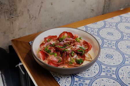 Картофель в мундире с вяленой коппой