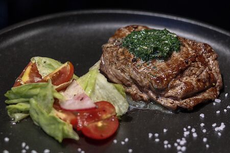 Стейк из говядины с ароматным маслом
