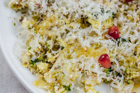 Карпаччо из цветной капусты с брокколи, пармезаном и трюфельной пастой